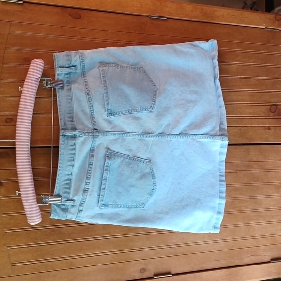 FOREVER 21 BUTTON DOWN JEAN SKIRT. - Picture 3 of 5